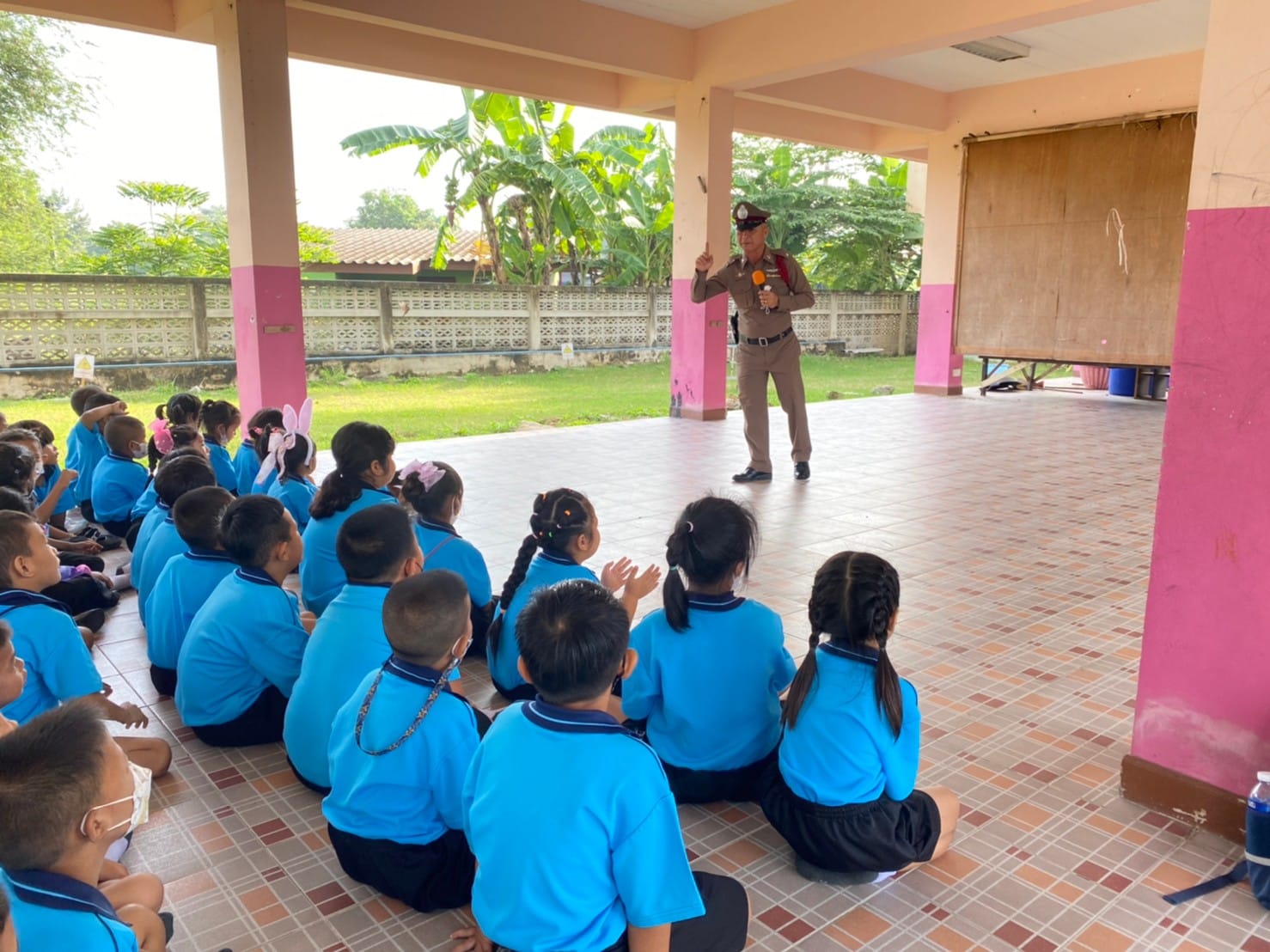 ครูตำรวจ D.A.R.E. ให้ความรู้กับนักเรียน เรื่องการเอาชีวิตรอดจากเหตุความรุนแรงหมู่ในสังคมที่เกิดจากการ