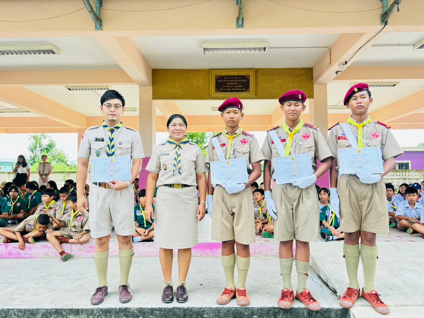 มอบเกียรติบัตร พร้อมติดเข็มลูกเสือจราจร