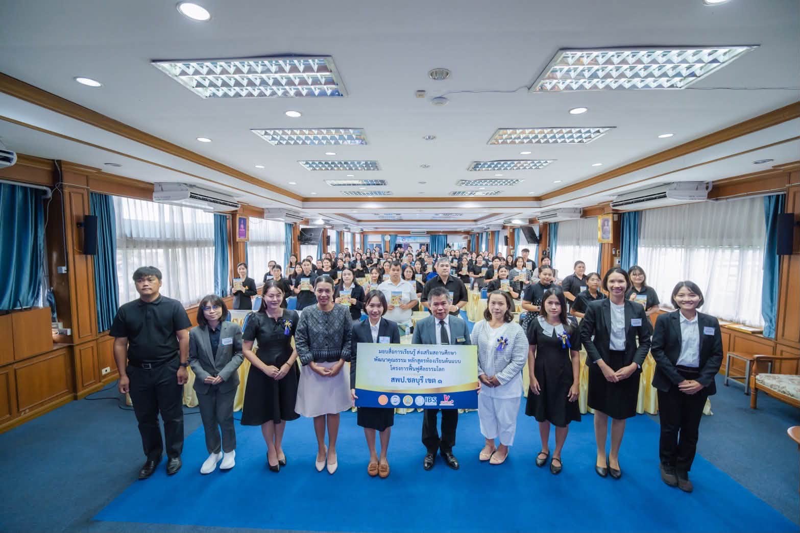 กิจกรรมมอบสื่อการเรียนรู้โครงการฟื้นฟูศีลธรรมโลก ด้วยนวัตกรรม 7 บทฝึกพัฒนานิสัย หลักสูตรห้องเรียนต้นแบบ เพื่อบูรณาการการสอนคุณธรรมประจำปีการศึกษา 2569