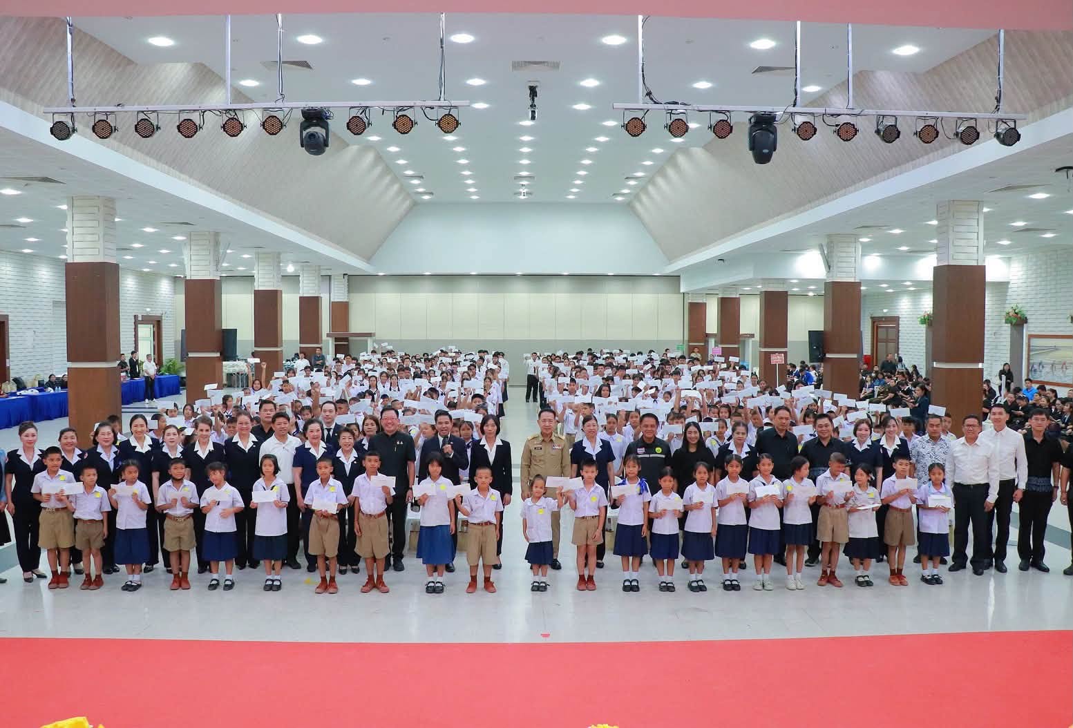 นำนักเรียนรับทุนการศึกษาในโครงการมอบทุนการศึกษาแก่เด็กและเยาวชนผู้ยากไร้ ในพื้นที่จังหวัดชลบุรี